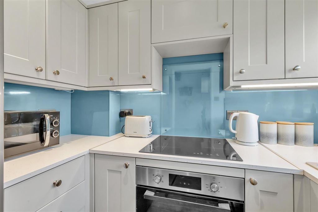 Property photo 3 of 17 Kitchen B.Jpg