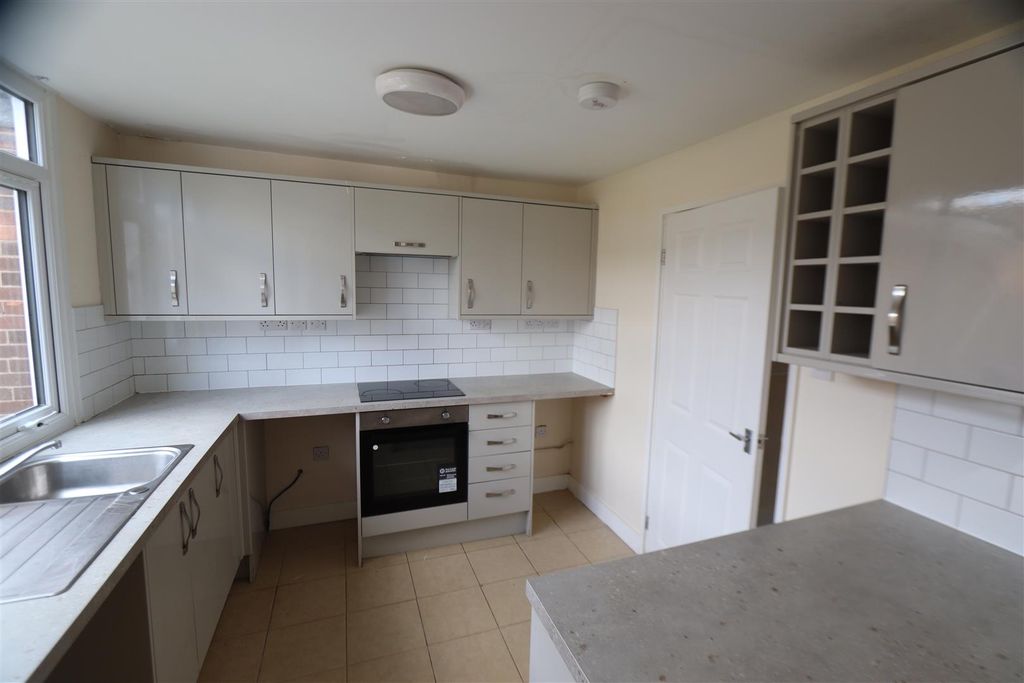 Property photo 3 of 11 Kitchen.Jpg
