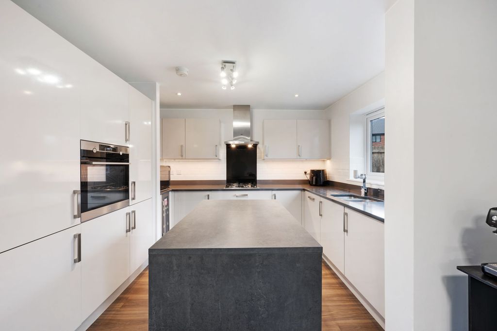 Property photo 2 of 35