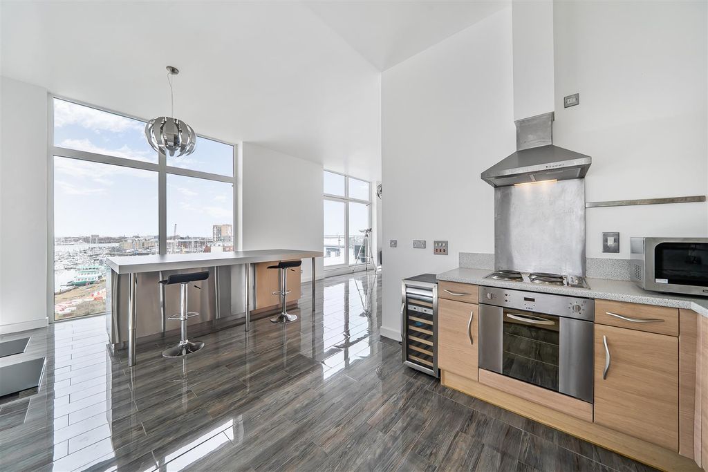 Property photo 3 of 19 Kitchen