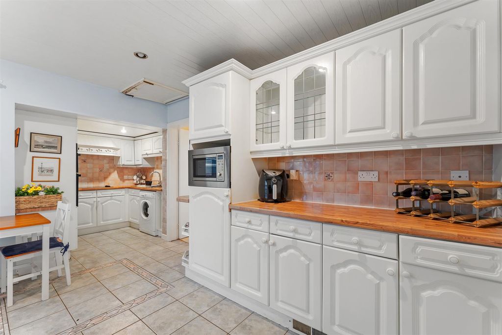 Property photo 3 of 28 Margaret Road - Kitchen