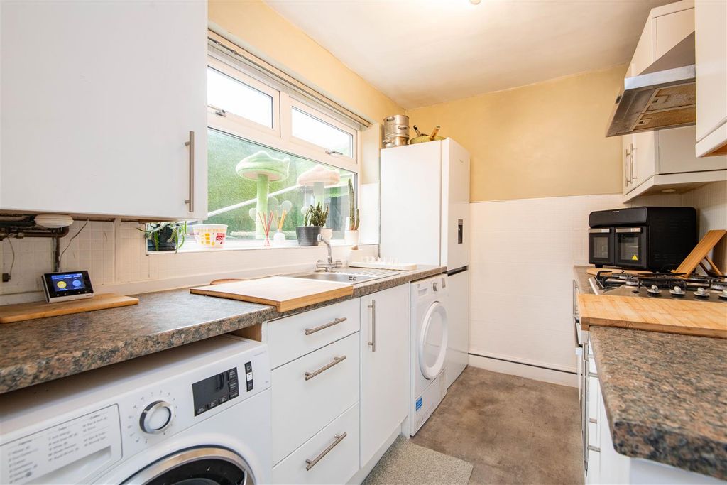 Property photo 3 of 19 Kitchen