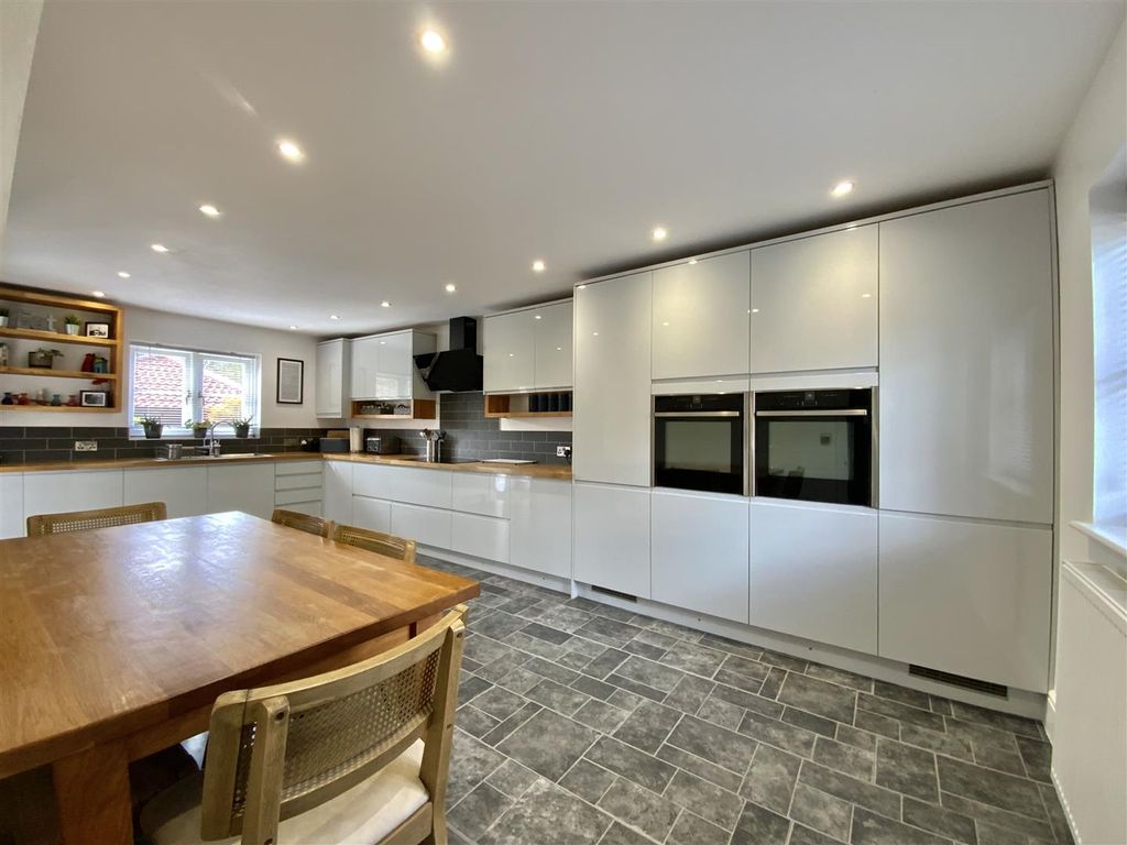Property photo 2 of 26 Kitchen/ Dining Room