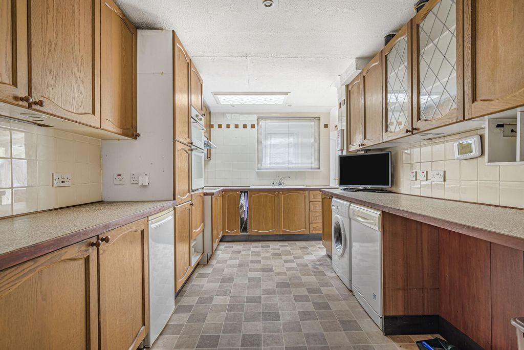 Property photo 3 of 20 Kitchen