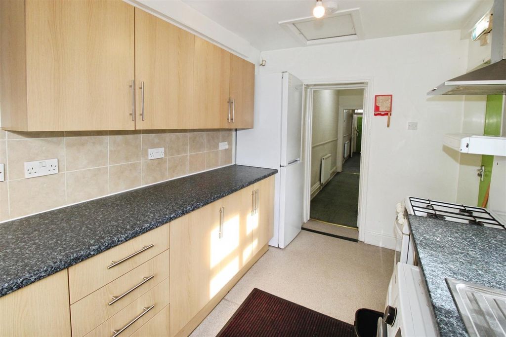 Property photo 3 of 20 Kitchen