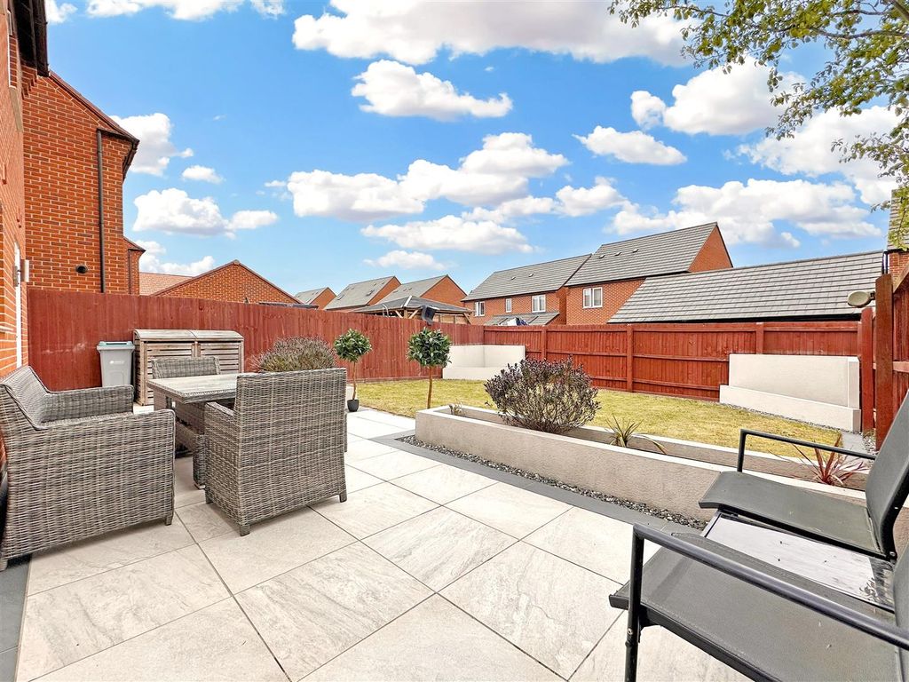 Property photo 3 of 26 Superb Landscaped Garden 588