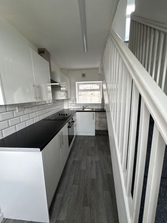 Property photo 3 of 9 Kitchen