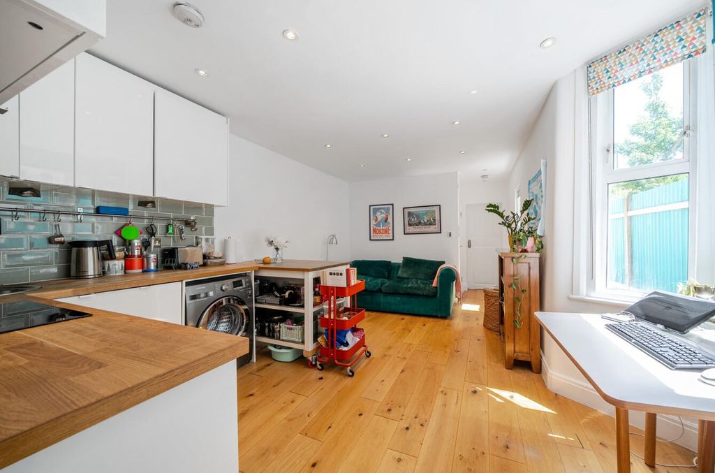 Property photo 2 of 12 Kitchen / Lounge
