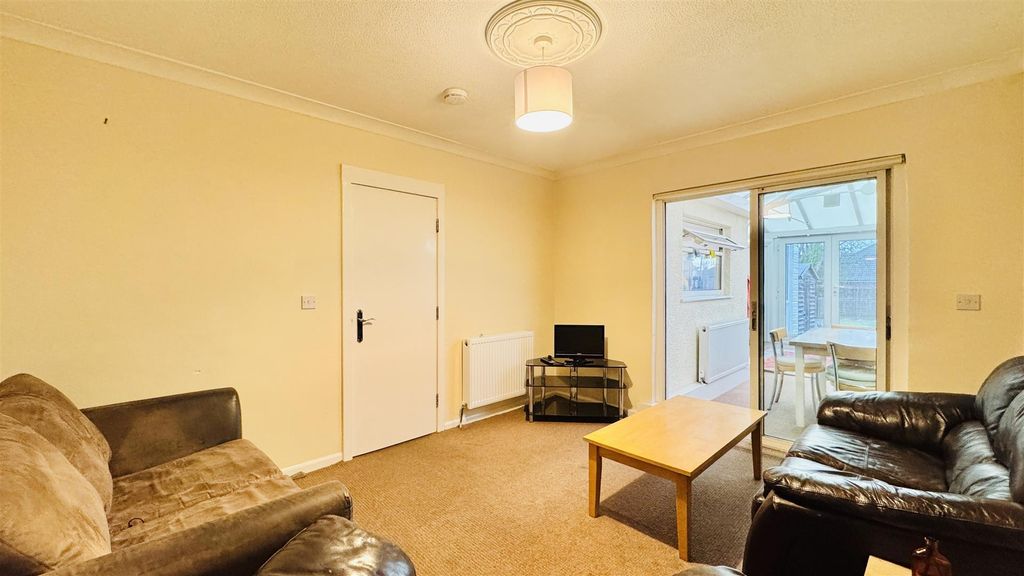 Property photo 3 of 36 Lounge