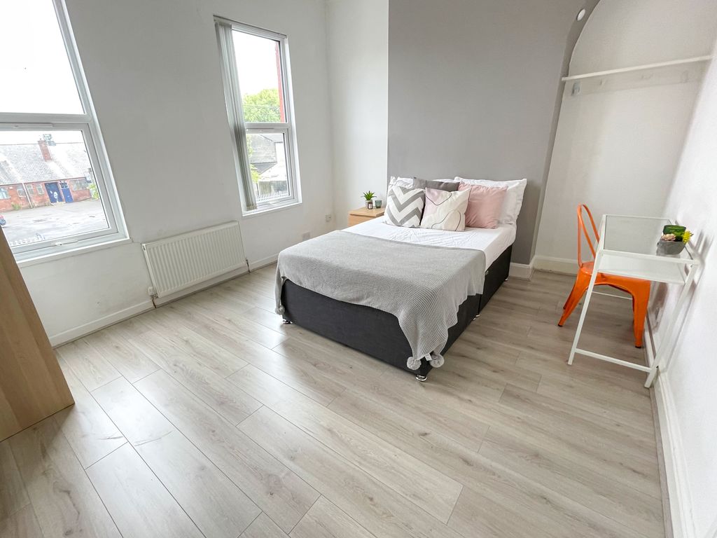 Property photo 3 of 8 240 Molyneux (3)