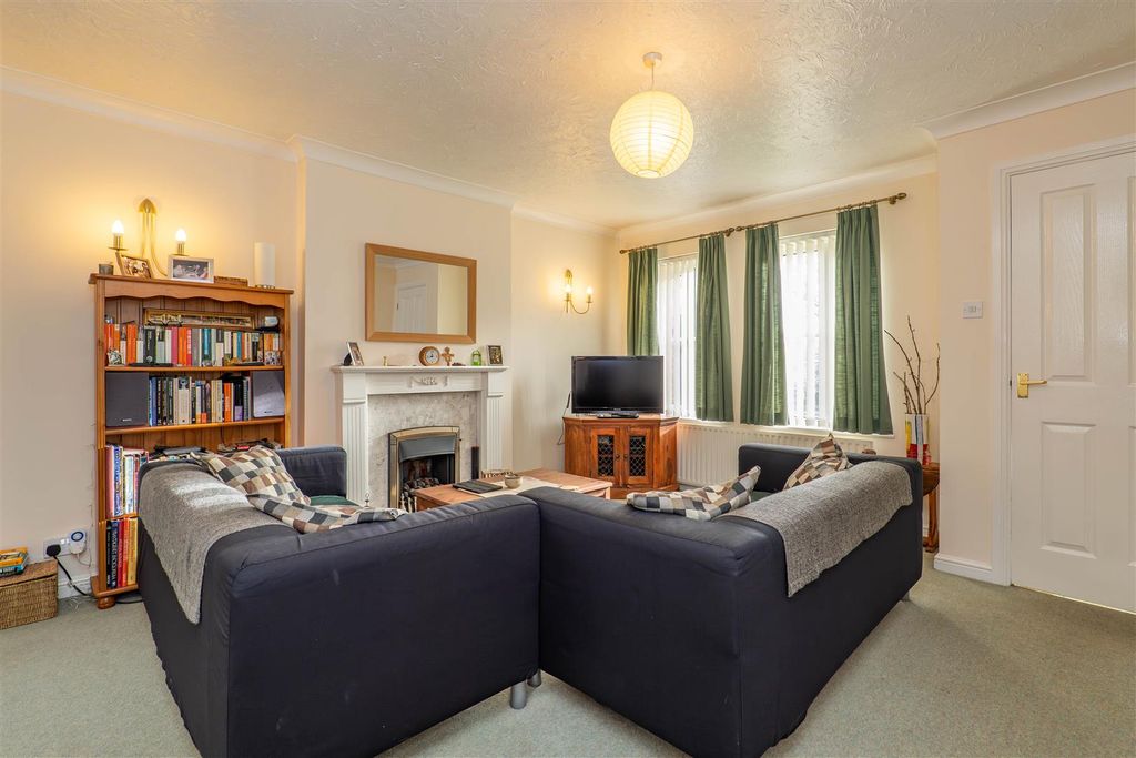 Property photo 2 of 16 Lounge