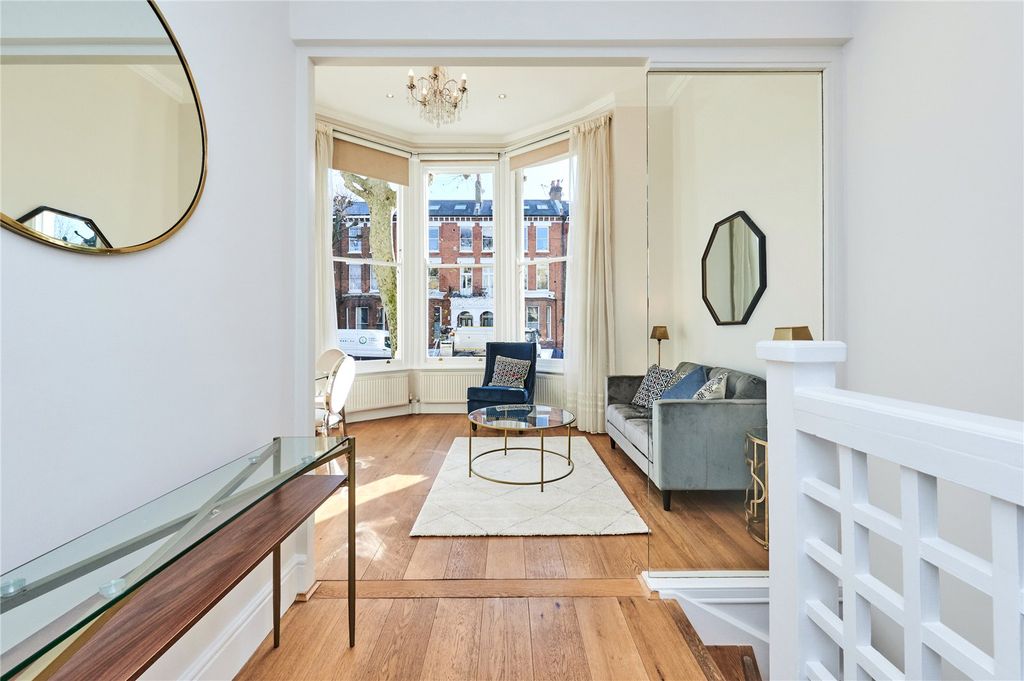 Property photo 3 of 12 Hallway/Reception