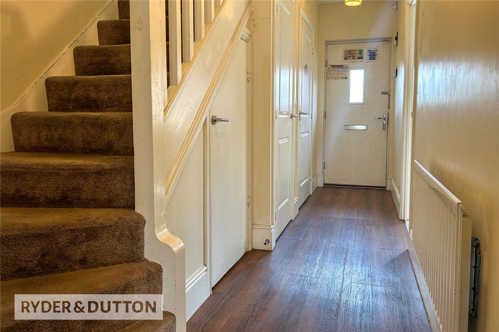 Property photo 2 of 18 Hallway