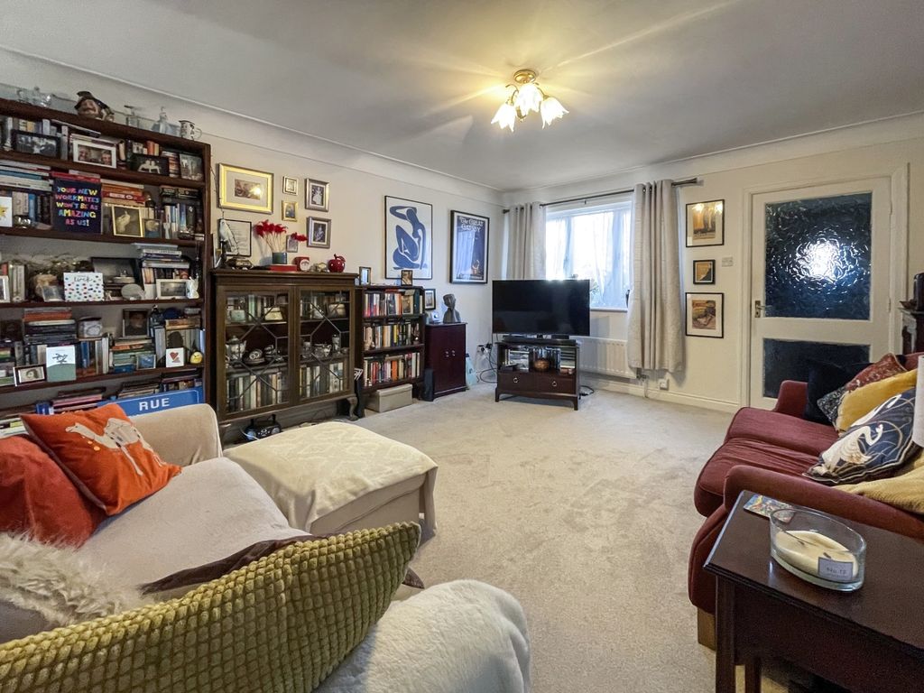 Property photo 3 of 16 Living-Room