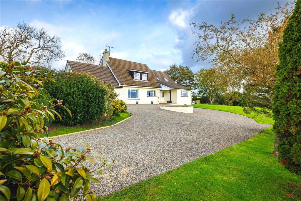 Property photo 3 of 17 Entrance Hall