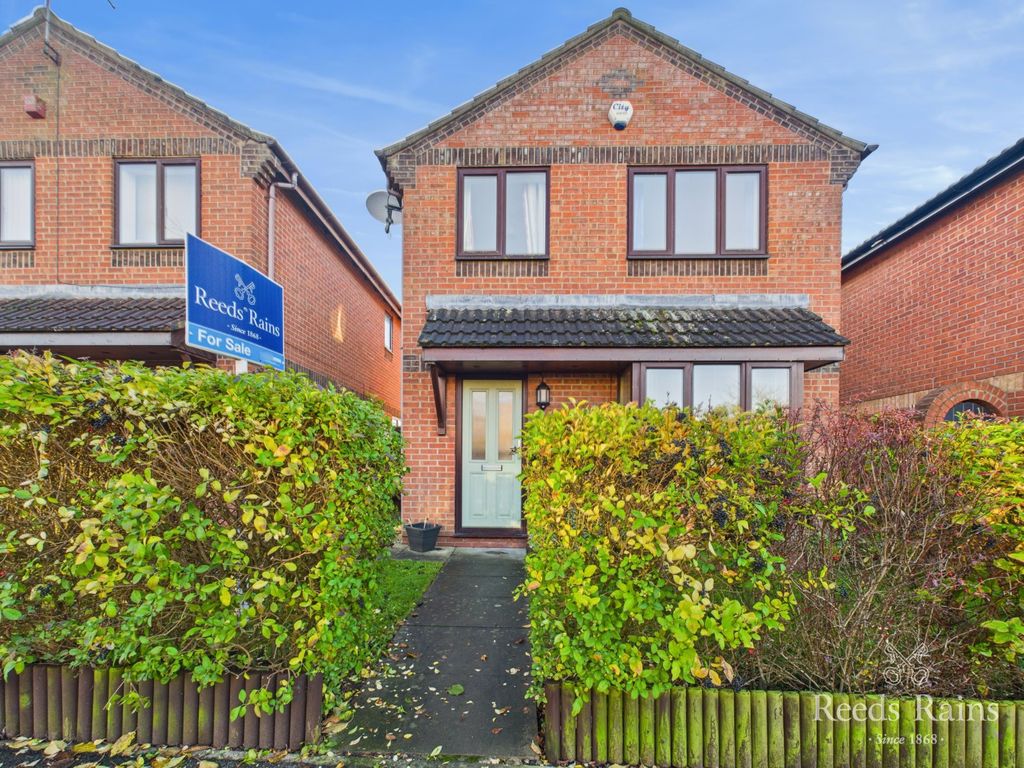 Property photo 1 of 17 Front Garden