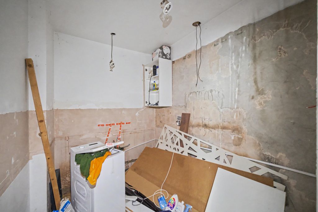 Property photo 3 of 17 Flat 1, 97A Earls Court Road, Kensington, London, W8 6Qh