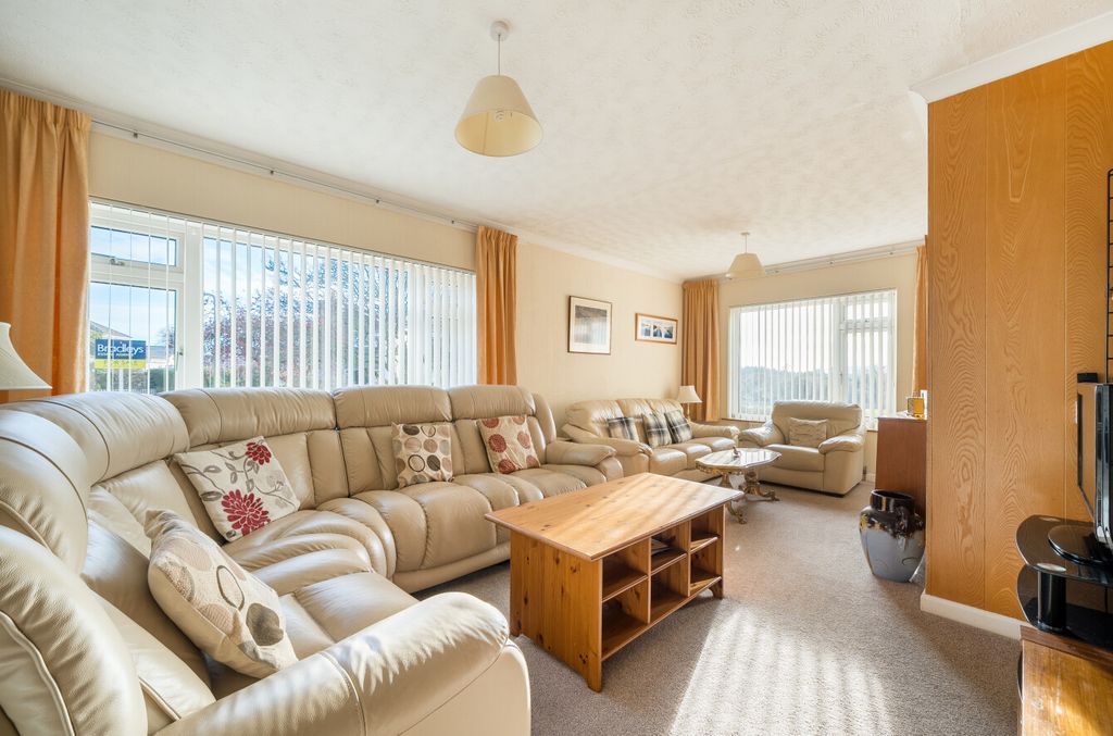 Property photo 3 of 14 3 - Lounge