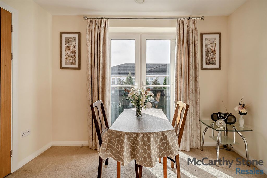 Property photo 3 of 23 8678976-Interior07-800.Jpg