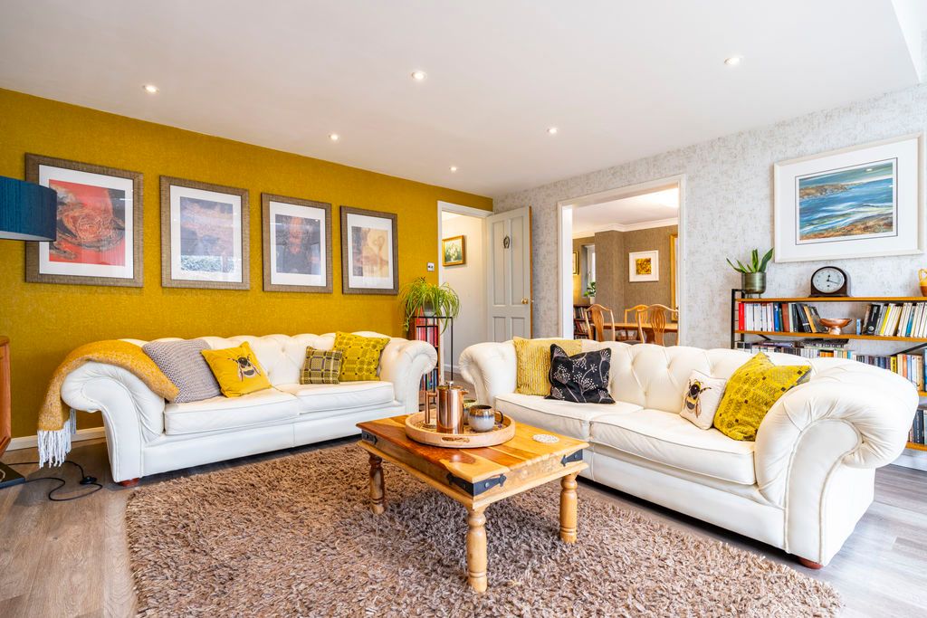 Property photo 2 of 33 Lounge