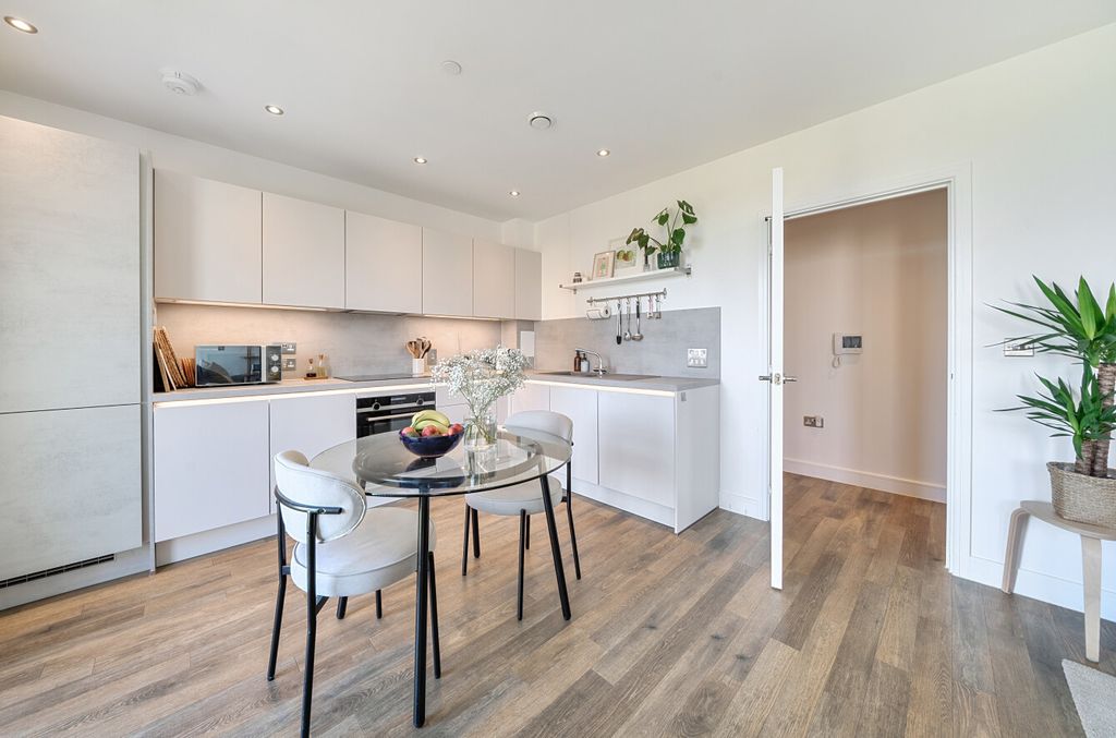 Property photo 2 of 24 1482225-13-6A4236...
