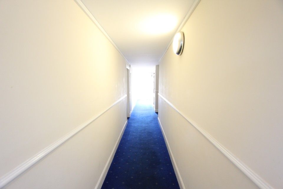 Property photo 2 of 20 Communal Entrance