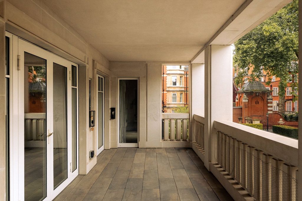 Property photo 2 of 22 Terrace