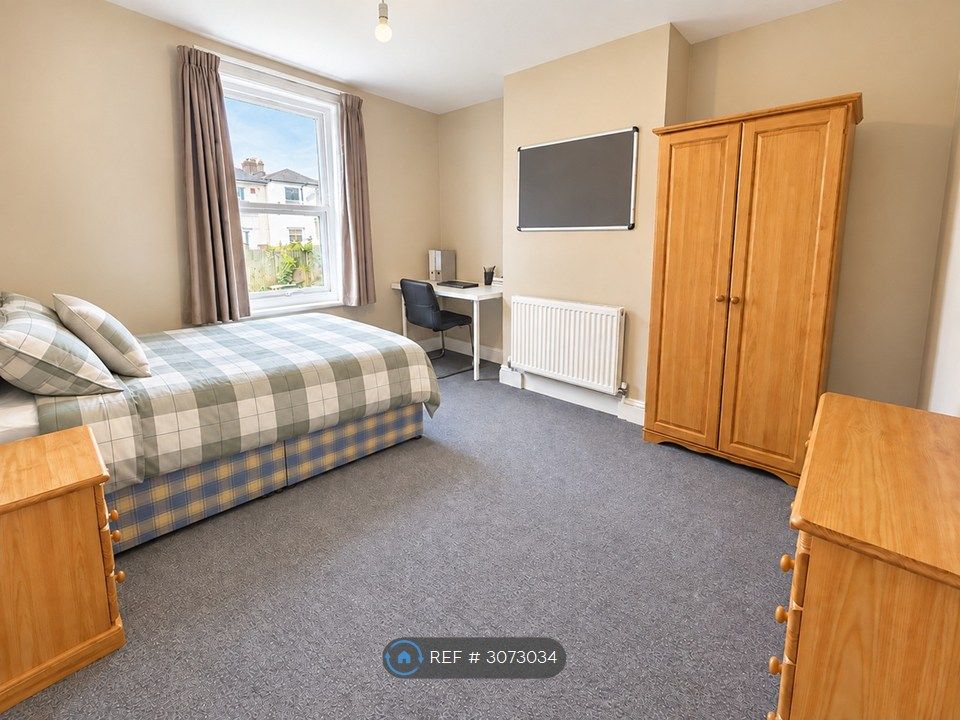 Property photo 2 of 8 Bed 1