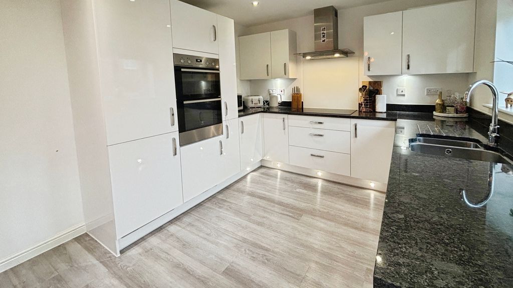 Property photo 3 of 20 Kitchen