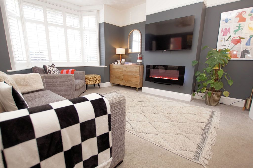 Property photo 2 of 21 Lounge