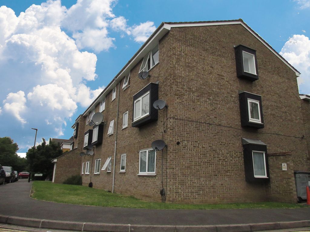 Property photo 1 of 5 Two Bedroom Recently Decorated Flat