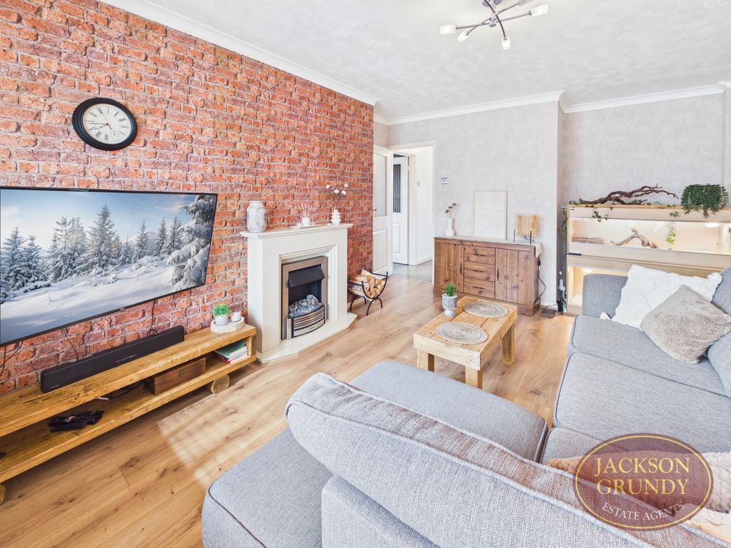 Property photo 3 of 14 Meadow Close