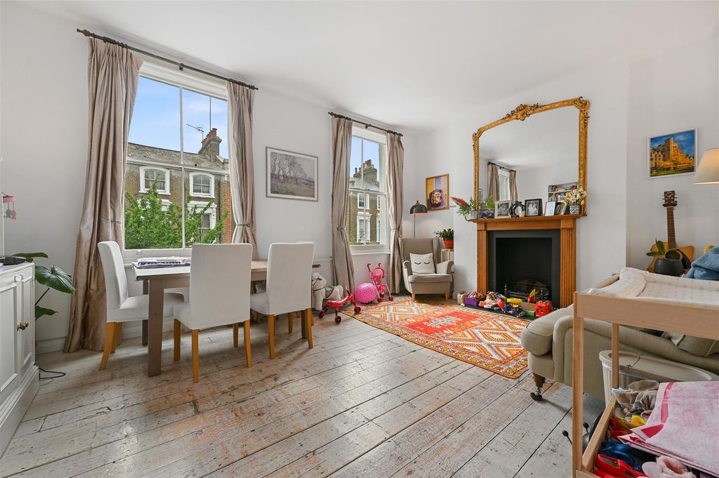 Property photo 1 of 9 Overstone Road