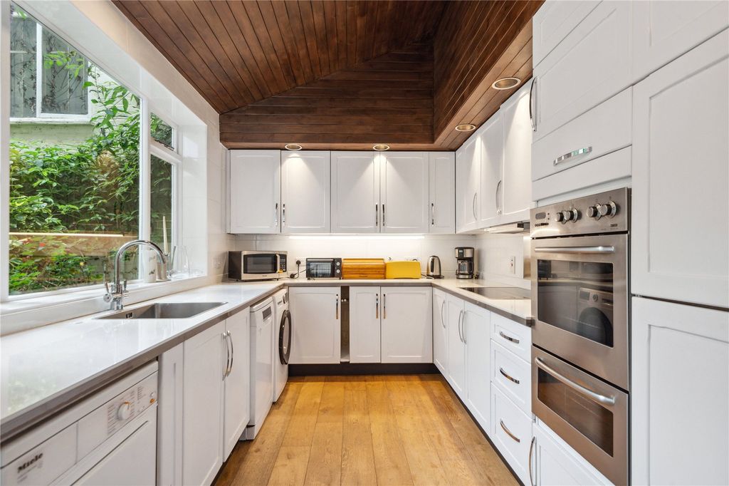 Property photo 2 of 12 A085i00000L97T8Aaj_Kof070046_23.Jpg