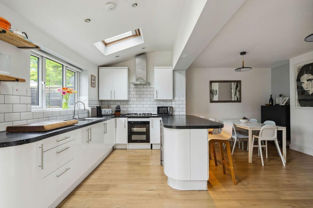 Property photo 3 of 27