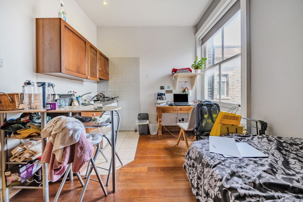 Property photo 1 of 6 Studio For Rent