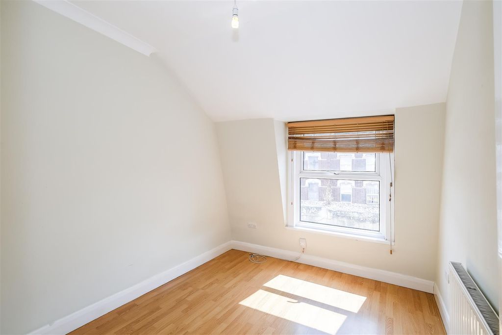 Property photo 2 of 13 Flat 2 597 Lea Bridge Road-8.Jpg