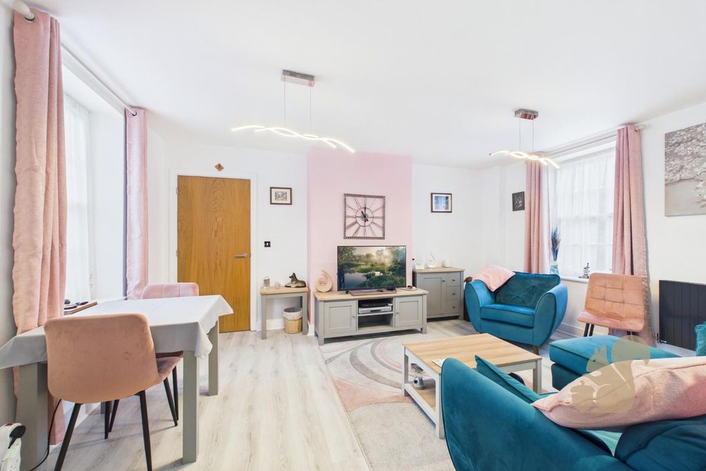 Property photo 3 of 16 Cam01659G0-Pr0582-Still016.Jpg