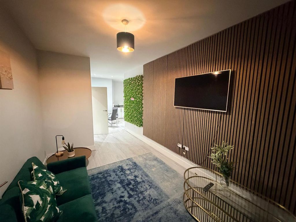 Property photo 2 of 7 8 Peninsula House V.Jpeg