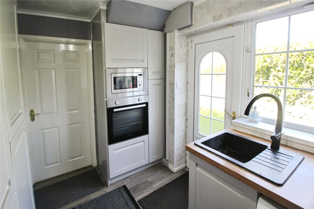 Property photo 3 of 14 Kitchen