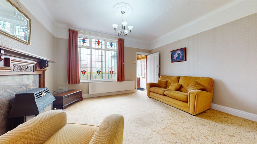 Property photo 3 of 29 Park Street Living Room
