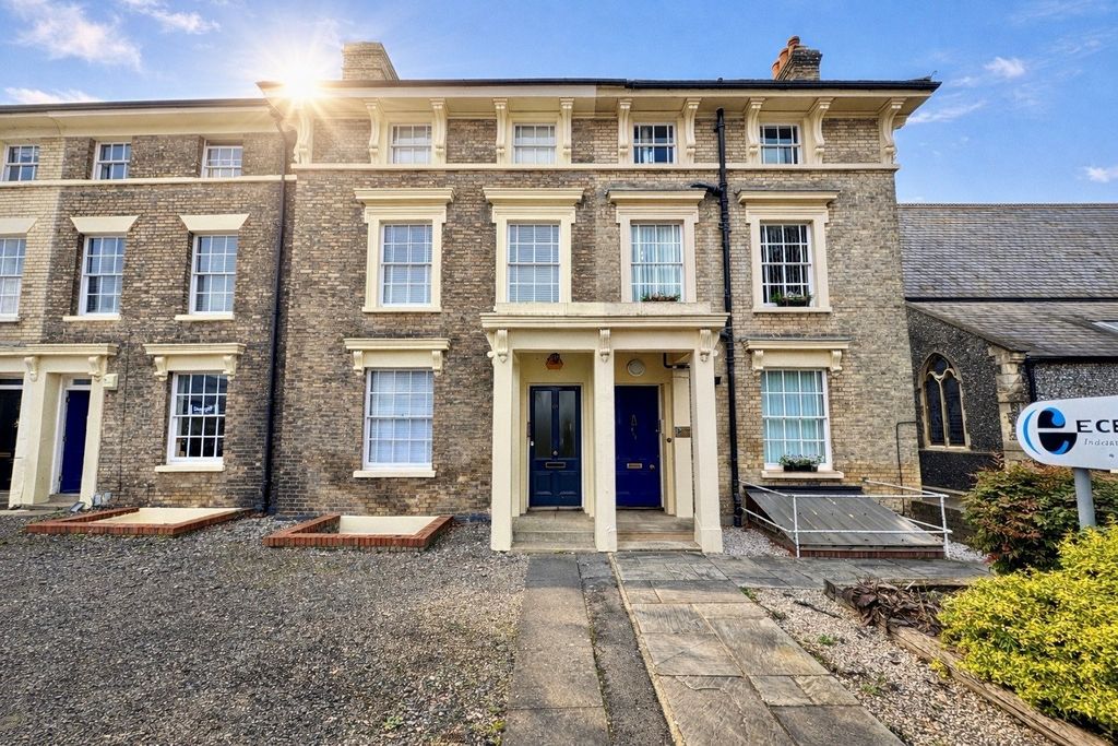 Property photo 1 of 6 New London Road, Chelmsford, Essex, CM2 0Rg