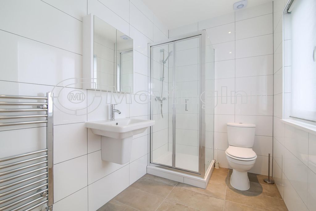 Property photo 3 of 9 Ensuite