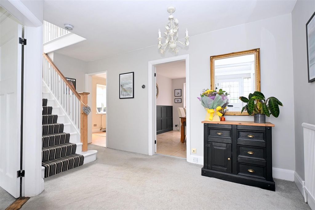 Property photo 2 of 14 Entrance Hall