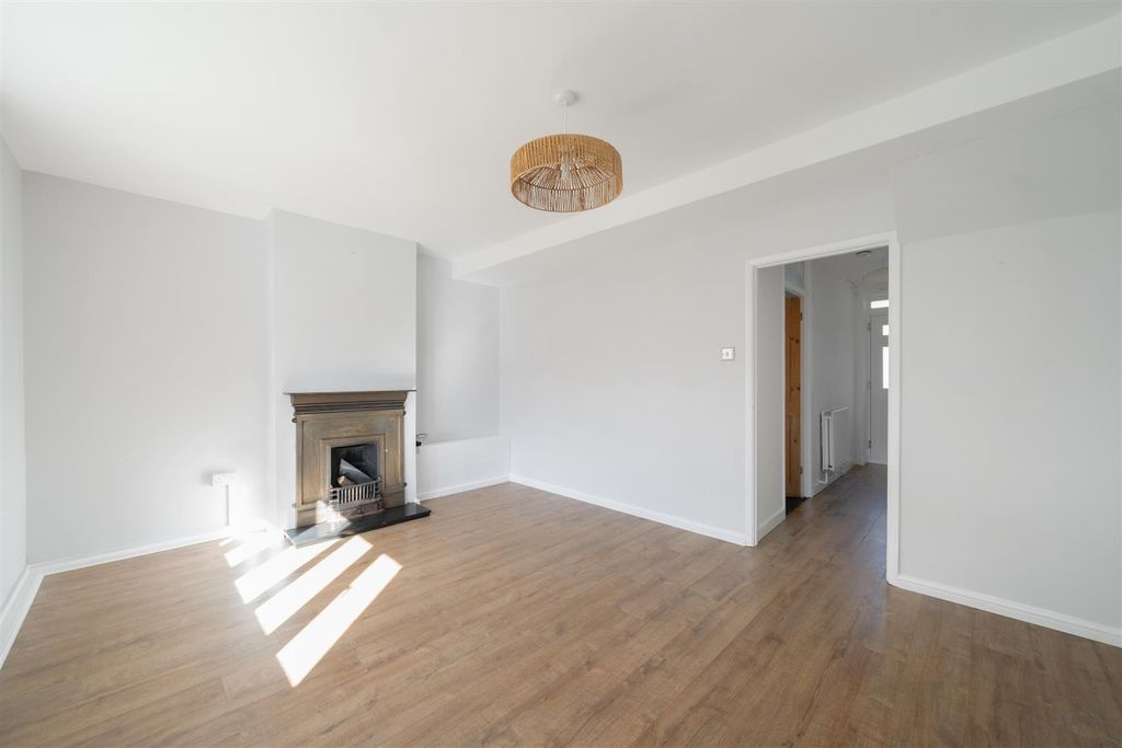 Property photo 3 of 13 Ravensbury Court