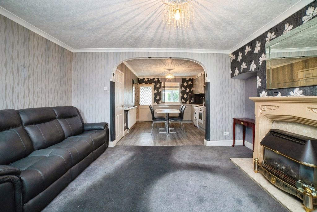 Property photo 3 of 16 Lounge