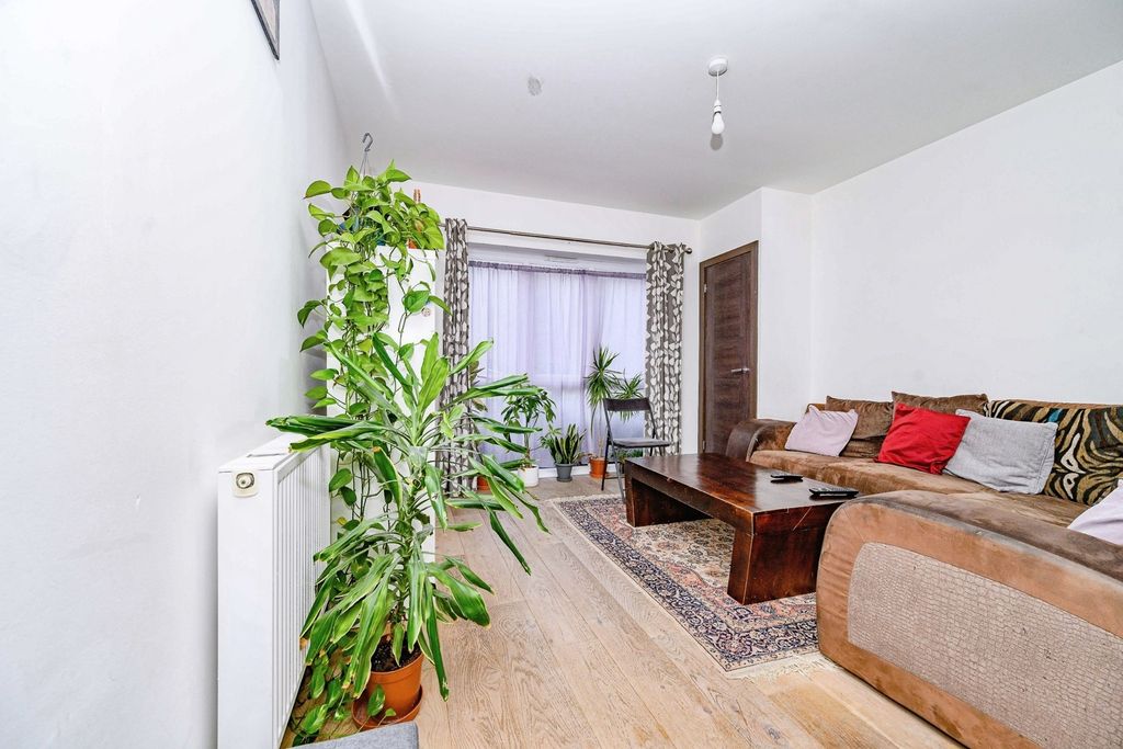 Property photo 3 of 11 Lounge