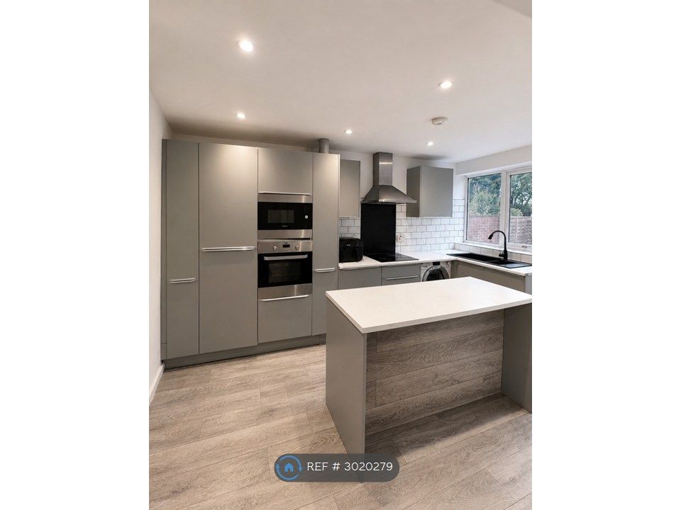 Property photo 1 of 11 Kitchen