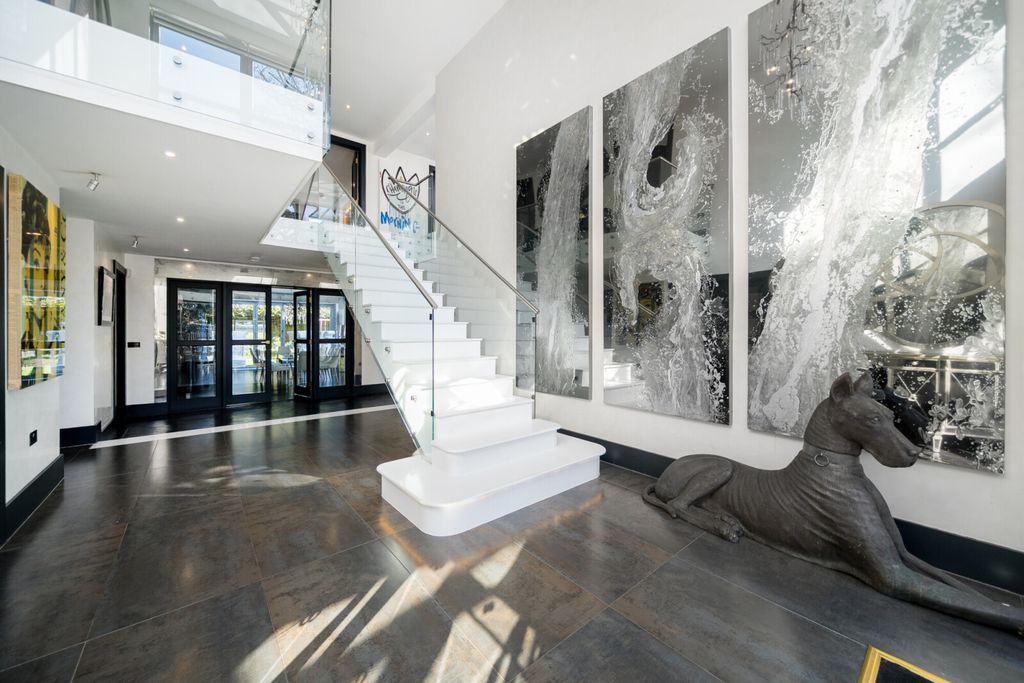 Property photo 3 of 39 Entrance Hall