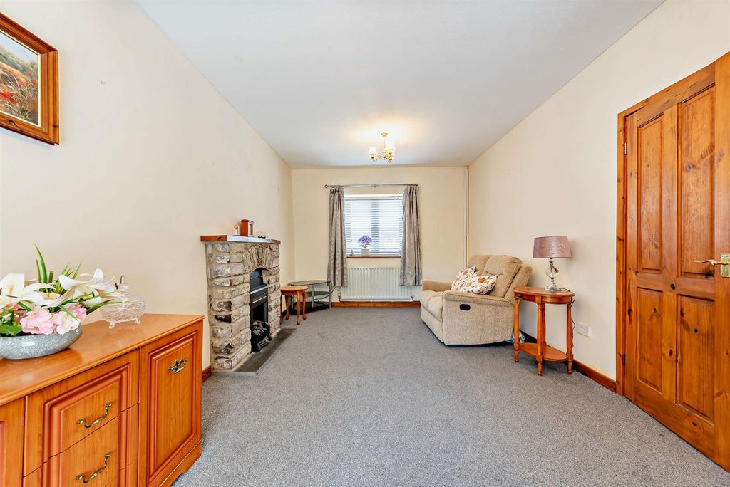 Property photo 2 of 8 8697123-Interior02-800.Jpg